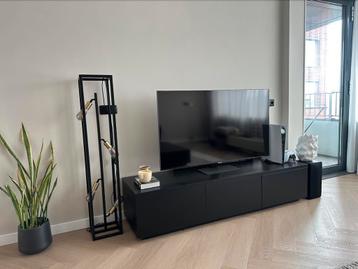 Zwarte tv-kast 