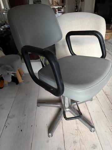 Stoere retro / vintage kappersstoel beschikbaar voor biedingen