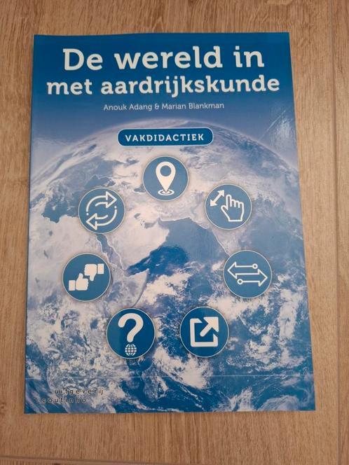 Anouk Adang - De wereld in met aardrijkskunde, Boeken, Wetenschap, Zo goed als nieuw, Ophalen of Verzenden