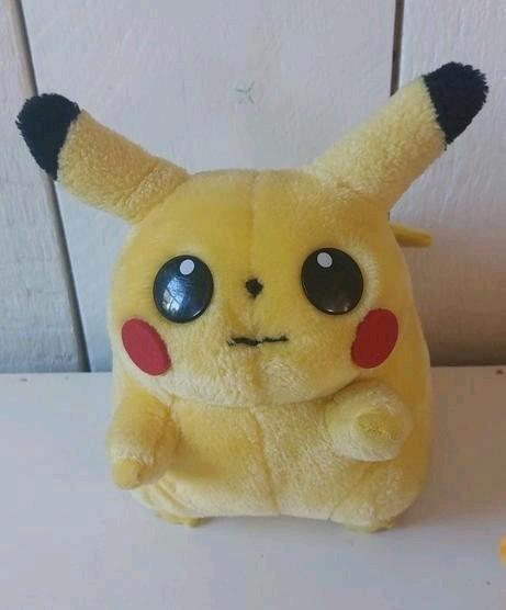 Pikachu pluche knuffel.  gele knuffel uit Pokémon sparen, Verzamelen, Overige Verzamelen, Zo goed als nieuw, Ophalen of Verzenden