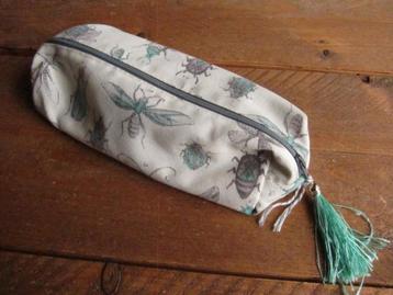 Etui / tasje met insektenprint beschikbaar voor biedingen