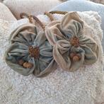Twee prachtige bloemen als broche op een paspop bijvoorbeeld, Ophalen of Verzenden