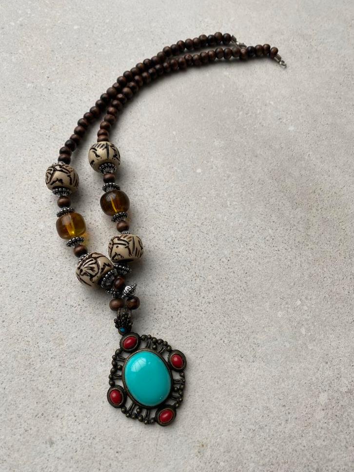 Halsketting met blauwe steen en houten kralen, Sieraden, Tassen en Uiterlijk, Kettingen, Zo goed als nieuw, Overige materialen