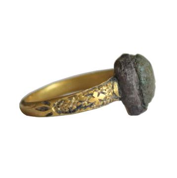 Bodemvondst  Renaissance Goud, Zilver Ring met hartvormige 