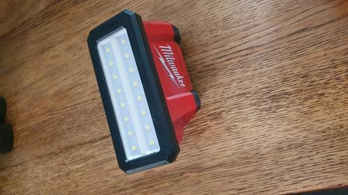 Milwaukee M12 LED lamp 700 lumen  + usb lader, Doe-het-zelf en Verbouw, Bouwverlichting, Zo goed als nieuw, Lamp, Minder dan 50 watt