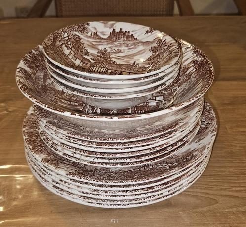 Rood-wit, vintage, klassiek servies in Engelse stijl, Huis en Inrichting, Keuken | Servies, Gebruikt, Bord(en), Overige stijlen