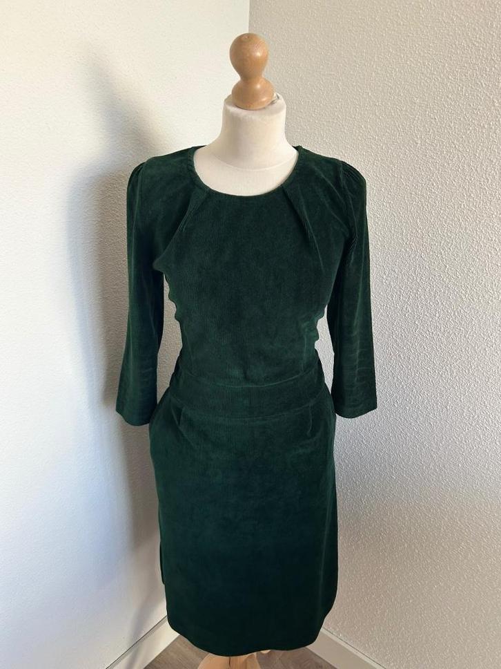 King Louie maat L fluwelen corduroy mona jurk 2633, Kleding | Dames, Jurken, Zo goed als nieuw, Maat 42/44 (L), Groen, Onder de knie