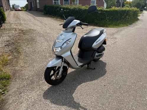 Nette peugeot kisbee 2021 brom, Fietsen en Brommers, Scooters | Peugeot, Gebruikt, Overige modellen, Maximaal 45 km/u, Ophalen