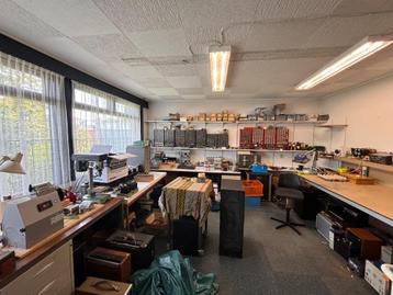 Werkplaats inboedel met audioapparatuur, onderdelen en tools beschikbaar voor biedingen