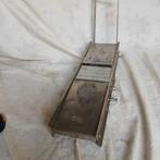 Bron Mandoline Snijmachine - Vintage Keukenaccessoire, Ophalen of Verzenden, Gebruikt