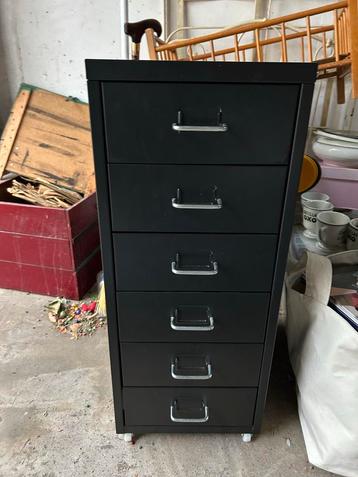 Zwart metalen ladekastje beschikbaar voor biedingen