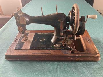 Antieke naaimachine beschikbaar voor biedingen