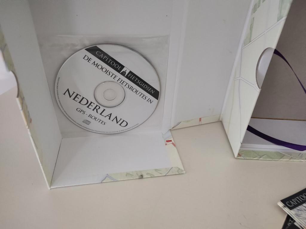 De mooiste fietsroutes in Nederland - ISBN 9789041018991, Lopen en Fietsen, Ophalen of Verzenden, Zo goed als nieuw, N. van den Bergh / F. Maas