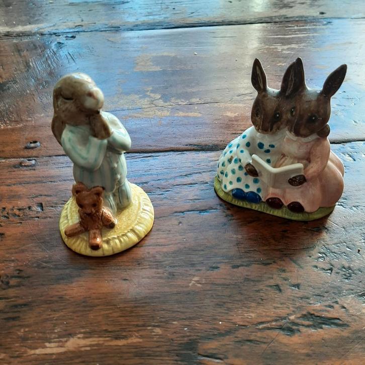 2 beeldjes van bunnykins. Biddend haasje  lezende haasjes, Verzamelen, Beelden en Beeldjes, Zo goed als nieuw, Dier, Ophalen of Verzenden