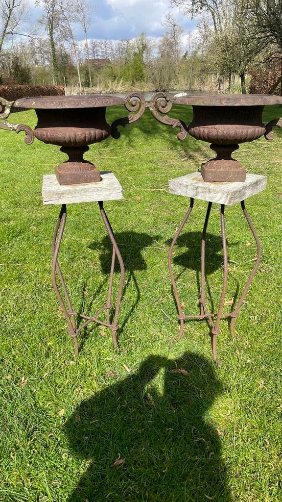Set van 2 gietijzeren vazen op smeedijzeren standaards, Antiek en Kunst, Ophalen
