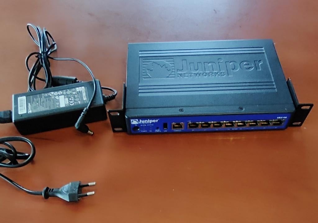 Juniper SRX100B firewall / router – profes. netwerkapparaat, Computers en Software, Routers en Modems, Gebruikt, Router, Ophalen of Verzenden
