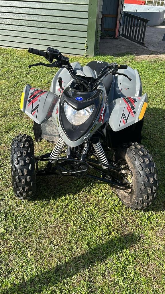 Serie van 8 x Polaris Phoenix 200cc automaat quad