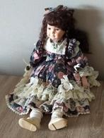 Te koop: Stenen pop - zittend - meisje, Verzamelen, Poppen, Ophalen of Verzenden, Zo goed als nieuw, Pop