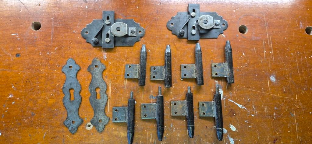 Antieke scharnieren en sloten voor meubels, Antiek en Kunst, Antiek | Overige Antiek, Ophalen of Verzenden
