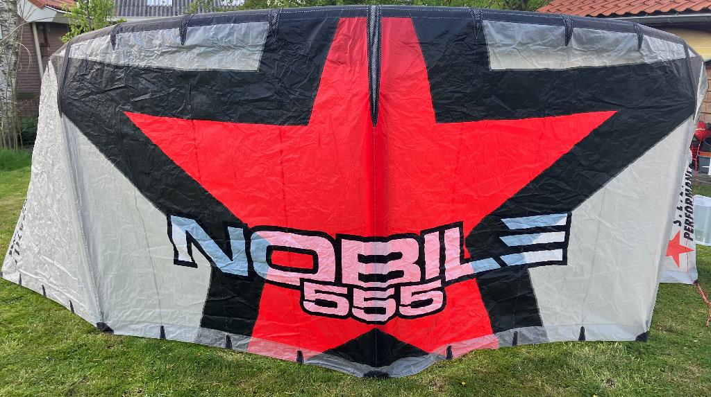 Nobile kite 12m2 met bar en pomp, Watersport en Boten, Kitesurfen, Geen board, Ophalen of Verzenden, Gebruikt, 12 m²