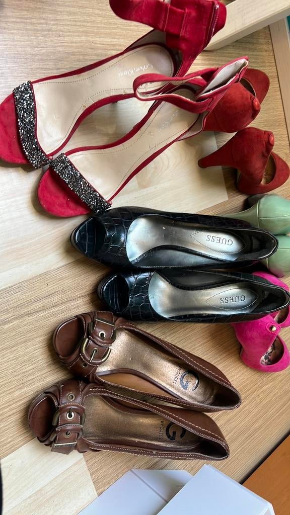 3 paar pumps  guess zwart rood cognac, Ophalen of Verzenden, Zo goed als nieuw, Zwart