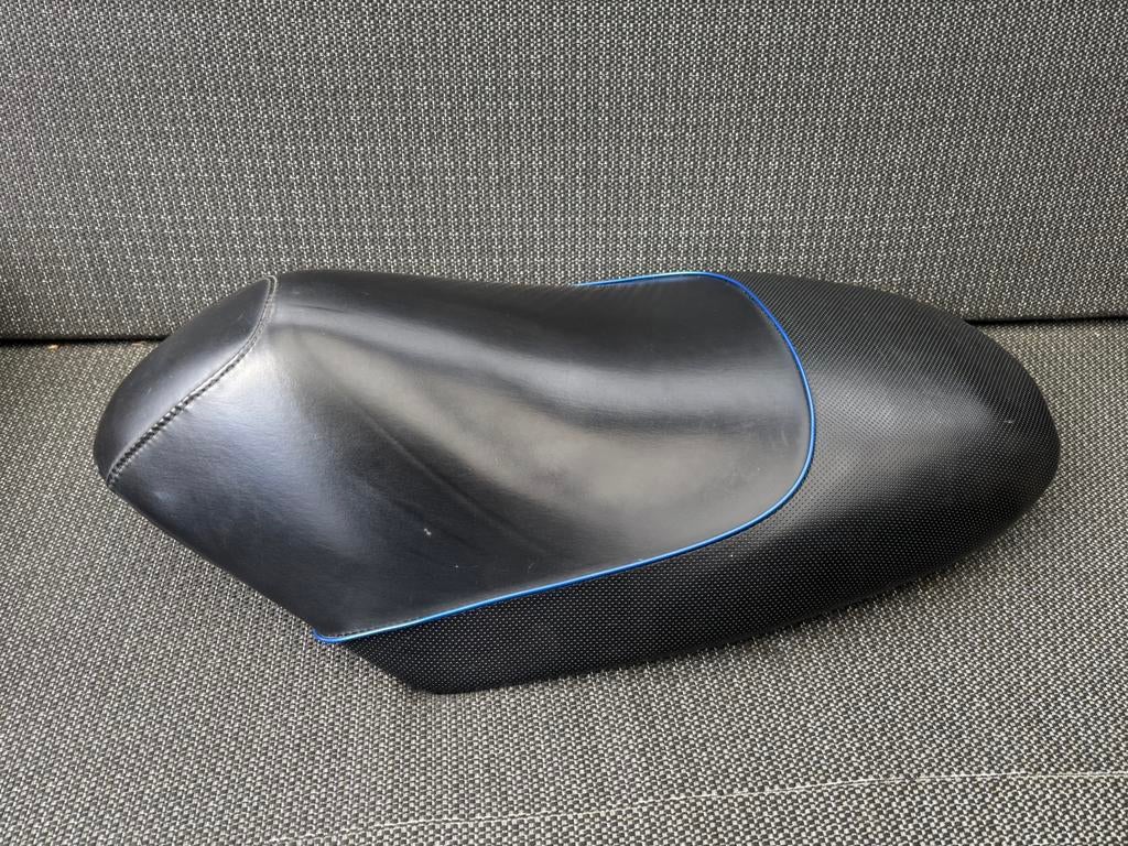 Buddyseat Peugeot vivacity sportline met blauwe bies, Fietsen en Brommers, Ophalen of Verzenden, Zadel, Peugeot