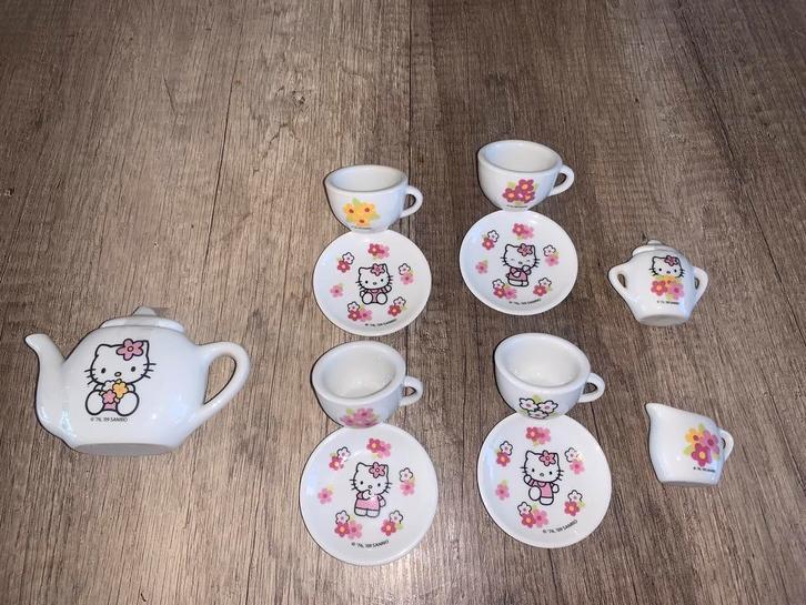 Hello Kitty Mini Serviesje - €10, Huis en Inrichting, Keuken | Servies, Gebruikt, Compleet servies, Overige stijlen, Keramiek