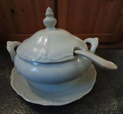 Brocante soepterrine met onderbord en lepel., Antiek en Kunst, Antiek | Servies los, Ophalen