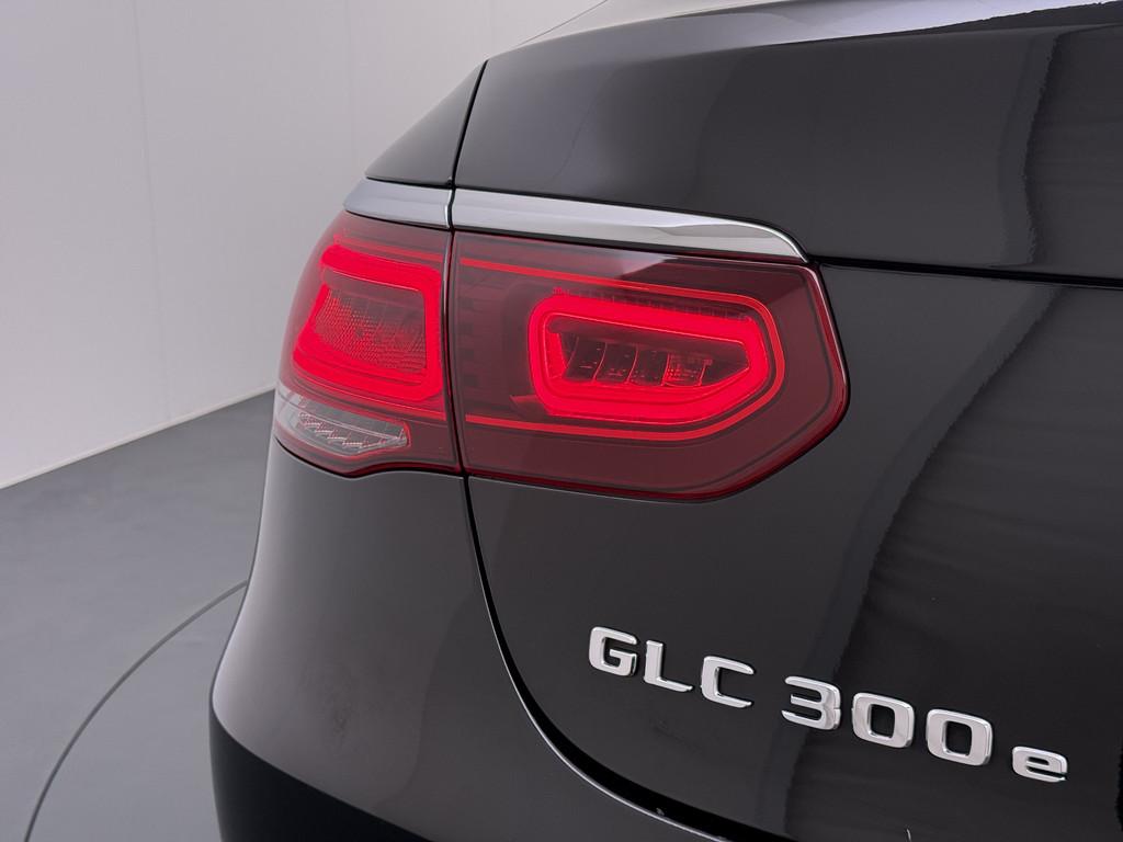Mercedes-Benz GLC Coupé 300 e 4MATIC AMG line | Schuifdak B, Auto's, Automaat, Gebruikt, 4 cilinders, 320 pk