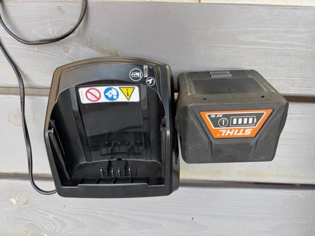 Stihl accu + oplader, Ophalen, Zo goed als nieuw, Accu, Stihl