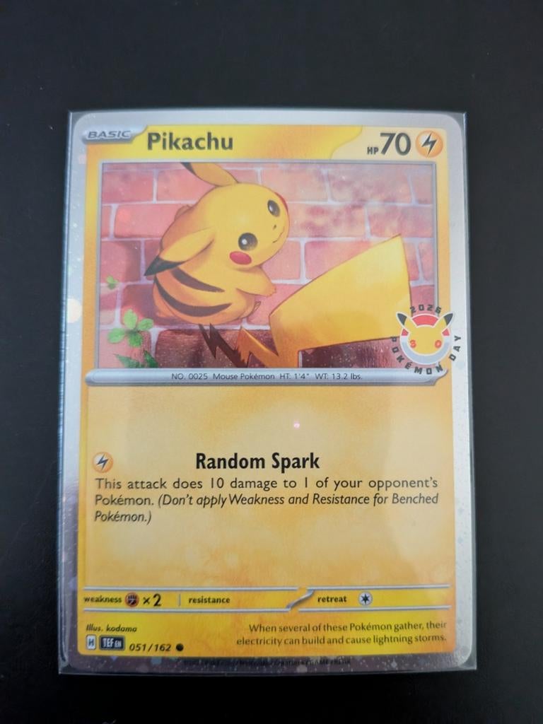 Pikachu (Pokemon Day 2026) 051/162, Ophalen of Verzenden, Zo goed als nieuw, Losse kaart, Foil