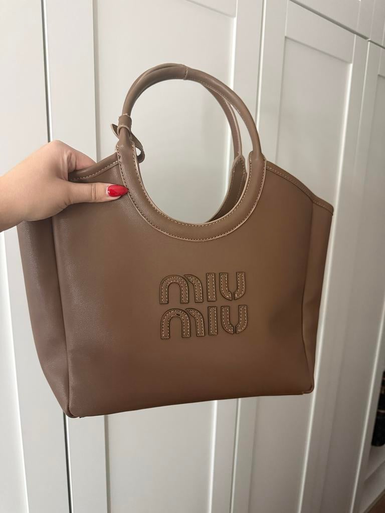 Miu Miu tas van de Zara, Sieraden, Tassen en Uiterlijk, Tassen | Damestassen, Ophalen of Verzenden, Zo goed als nieuw, Bruin, Handtas