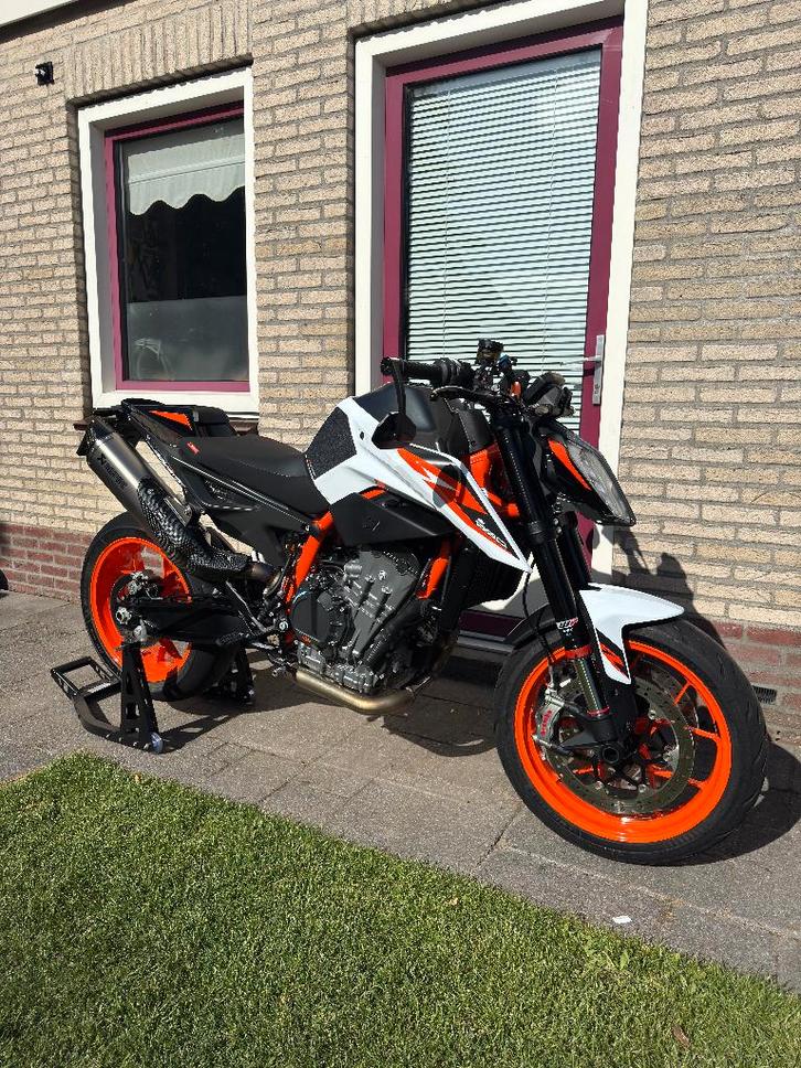 KTM Duke 890R | Akrapovic | 2022 | 8500 km, Motoren, Motoren | KTM, Particulier, Naked bike, meer dan 35 kW, 2 cilinders, Motorrijbewijs A