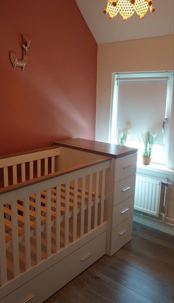 Babykamer ledikant wit met grijs eiken + matras aerosleep!, Kinderen en Baby's, Kinderkamer | Complete kinderkamers, Ophalen, Zo goed als nieuw