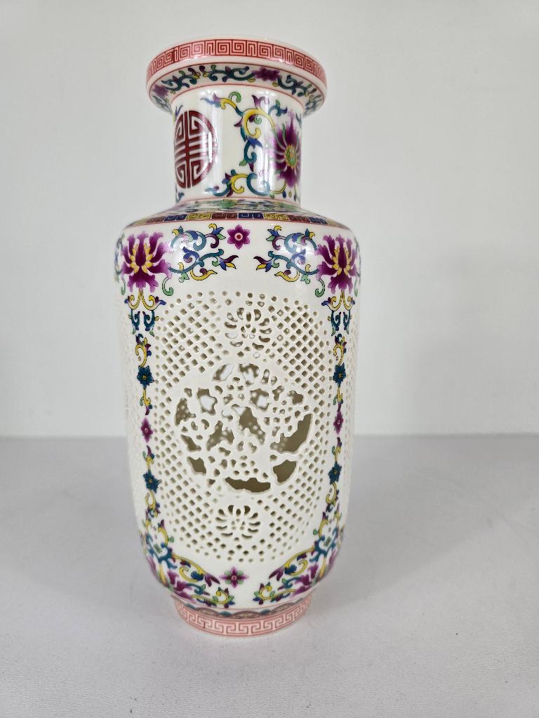 Opengewerkte vaas #8 porselein Jingdezhen, 2e helft 20e eeuw, Antiek en Kunst, Antiek | Porselein, Ophalen of Verzenden