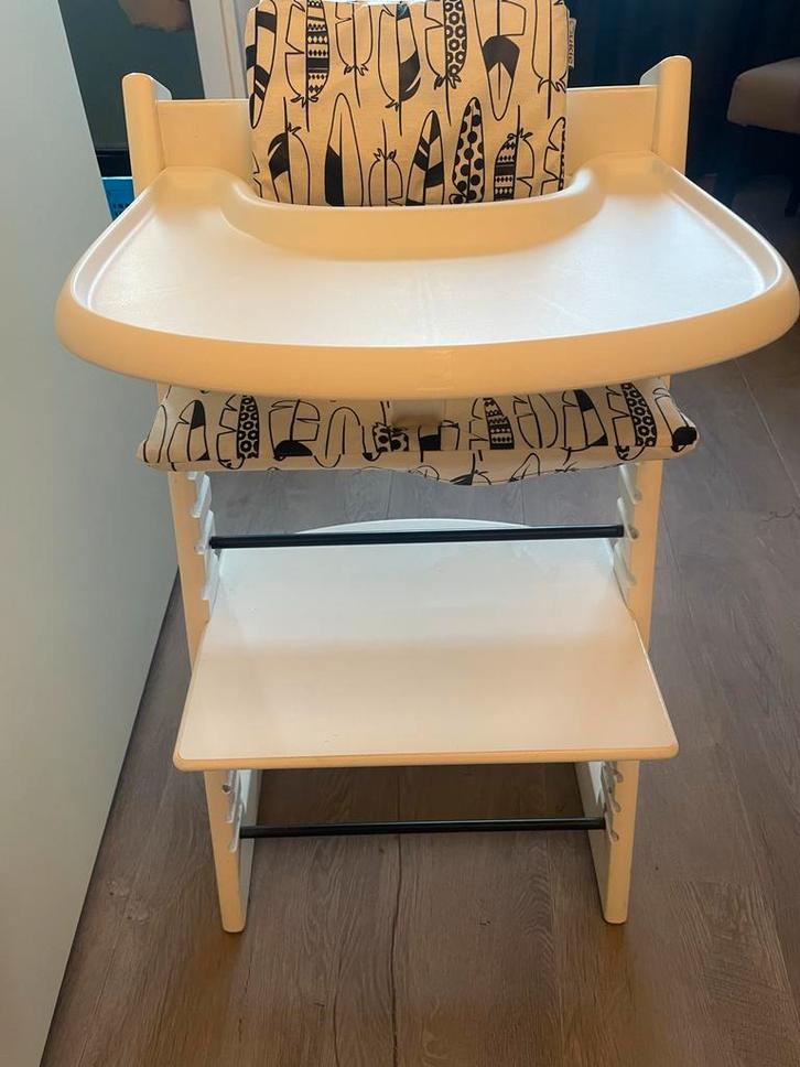 Tripp Trapp Stokke meegroeistoel met eetblad en kussen, Kinderen en Baby's, Kinderstoelen, Zo goed als nieuw, Meegroeistoel, Aanschuifbaar