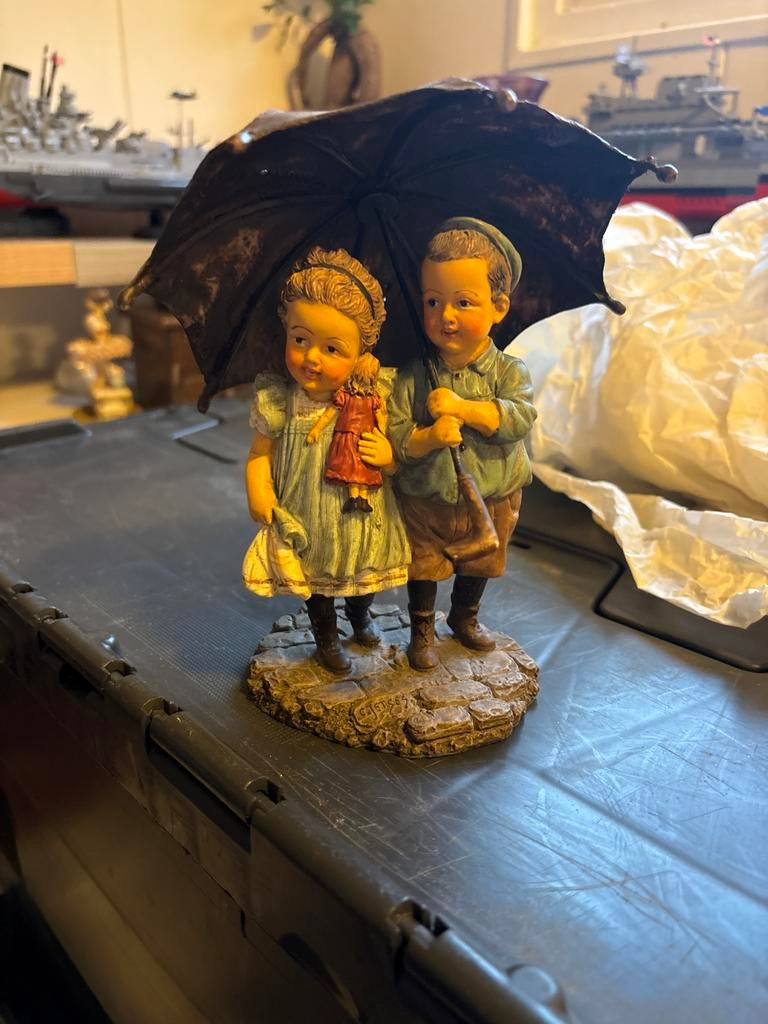 Vintage beeldje ot en sien met paraplu, Ophalen of Verzenden, Gebruikt, Mens