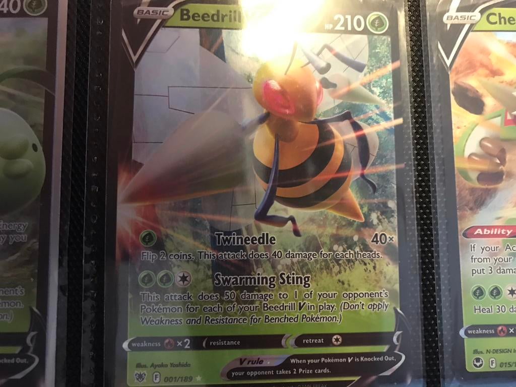 Pokémon Beedrill V kaart 001/189, Ophalen of Verzenden, Gebruikt, Losse kaart, Foil