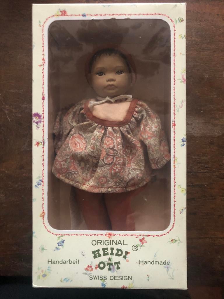 Heidi Ott pop, handgemaakt, Zwitsers design, in verpakking, Verzamelen, Poppen, Ophalen of Verzenden, Zo goed als nieuw, Pop