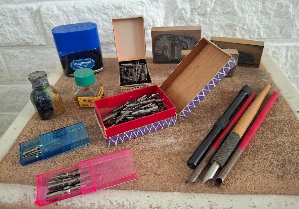 Oude schrijfset, kroontjes, inkt, pennen, potjes en stempels, Ophalen of Verzenden