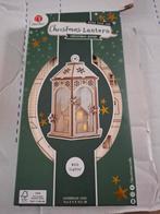 Kerst lantaarn huisje met licht - Deco Time, Ophalen of Verzenden, Nieuw