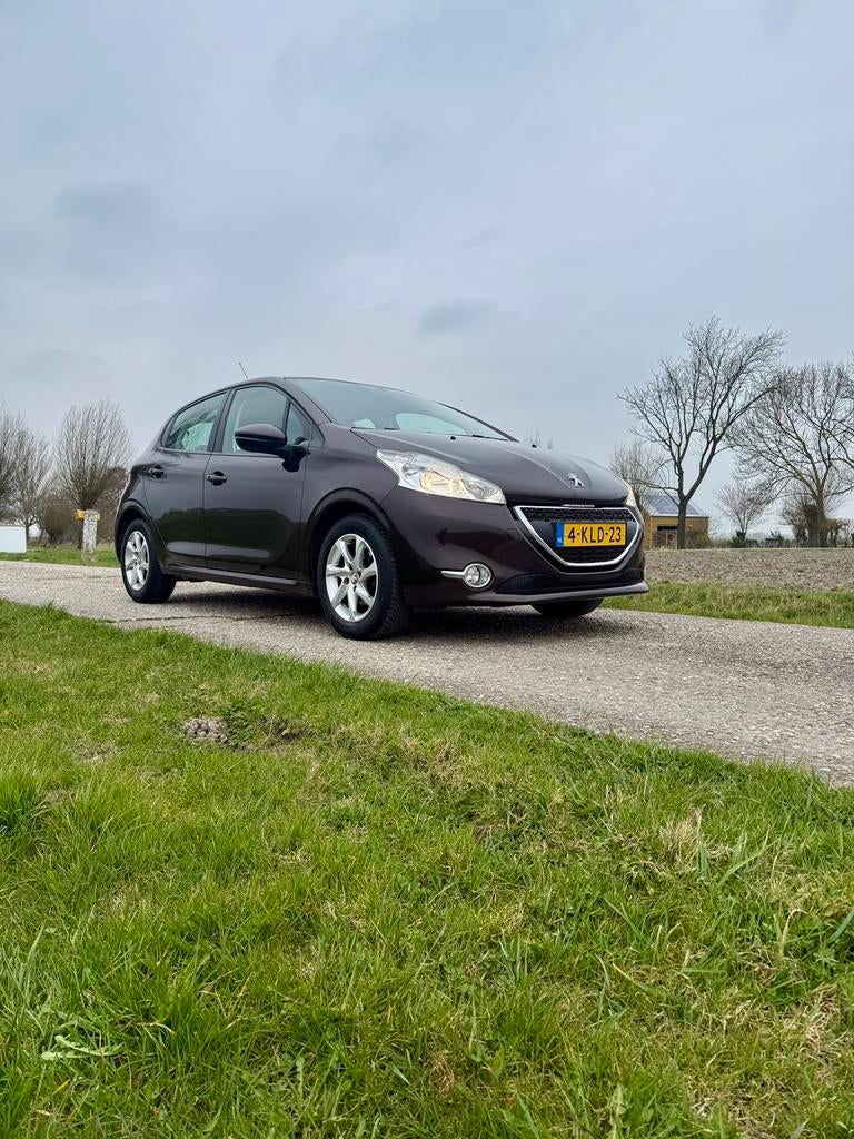 Peugeot 208 1.2 VTI 60KW/82PK 5-D 2013 Bruin, Auto's, Peugeot, Voorwielaandrijving, Stof, 1199 cc, Bruin