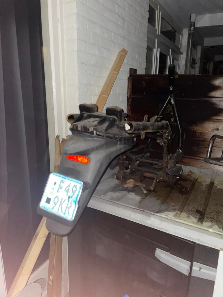 Piaggio fly frame met blauw kenteken