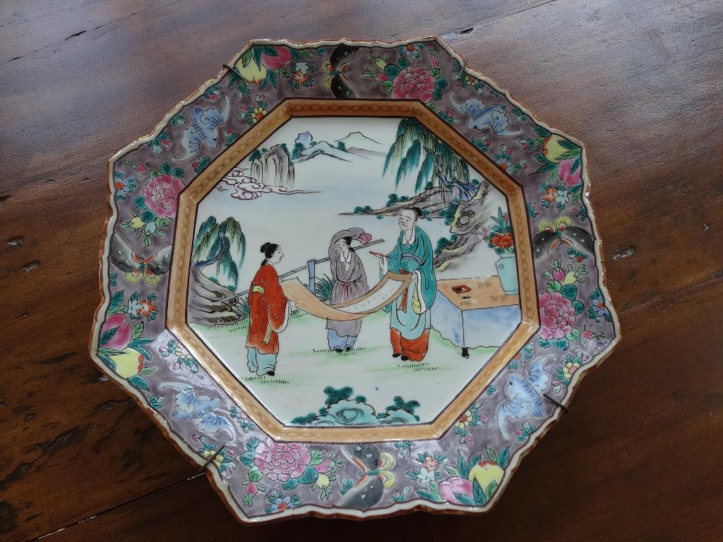 8 kantig hoekig wandbord 3 personen scroll China of Japan, Antiek en Kunst, Antiek | Porselein, Ophalen