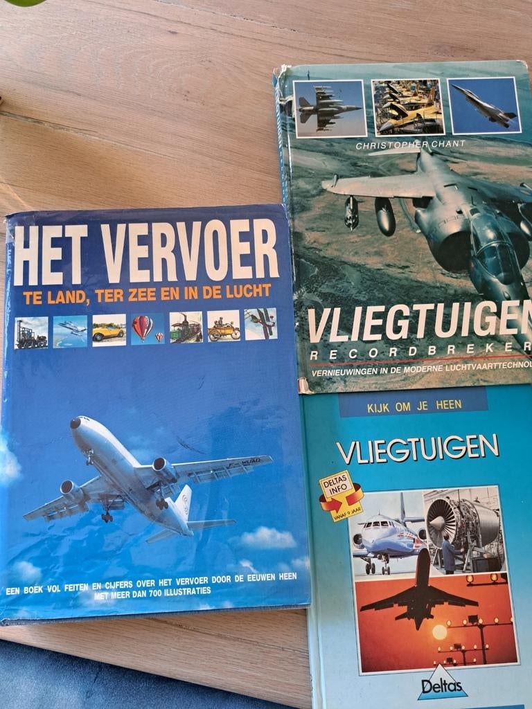 3 boeken over vliegtuigen (en ander vervoer), Ophalen of Verzenden, Gelezen, Vliegtuig