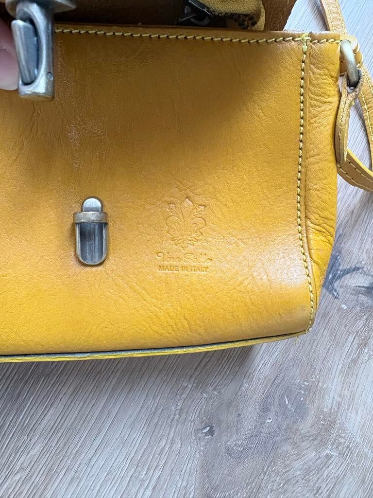 Vera Pelle Leren Schoudertasje - Geel, Sieraden, Tassen en Uiterlijk, Tassen | Damestassen, Ophalen of Verzenden, Zo goed als nieuw
