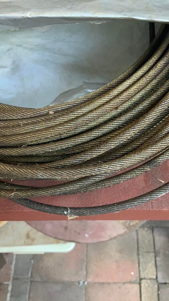 45 meter staaldraad ( minimaal).  6mm dik,  ( ingevet), Tuin en Terras, Gaas en Draad, Ophalen of Verzenden, Zo goed als nieuw