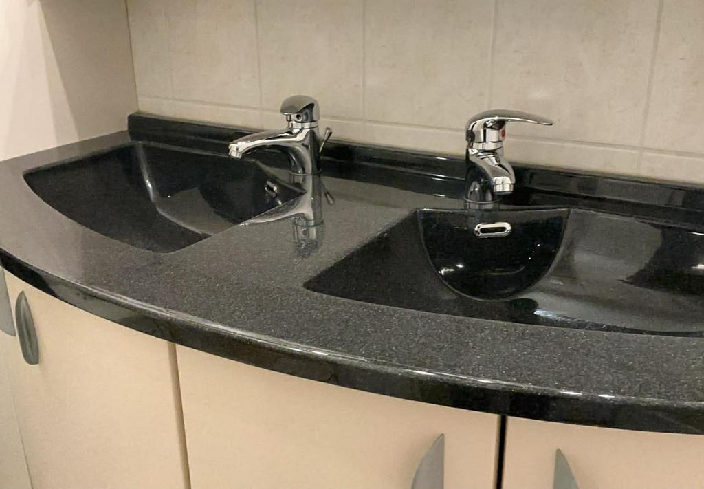 Dubbele wastafel  incl. kranen, Doe-het-zelf en Verbouw, Ophalen, Gebruikt, Wastafel