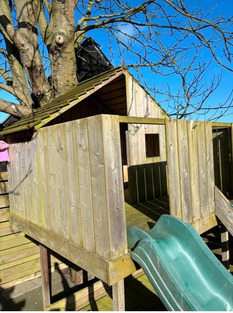 OPRUIMING Houten speelhuis met glijbaan, Kinderen en Baby's, Speelgoed | Buiten | Speelhuisjes, Ophalen of Verzenden, Gebruikt