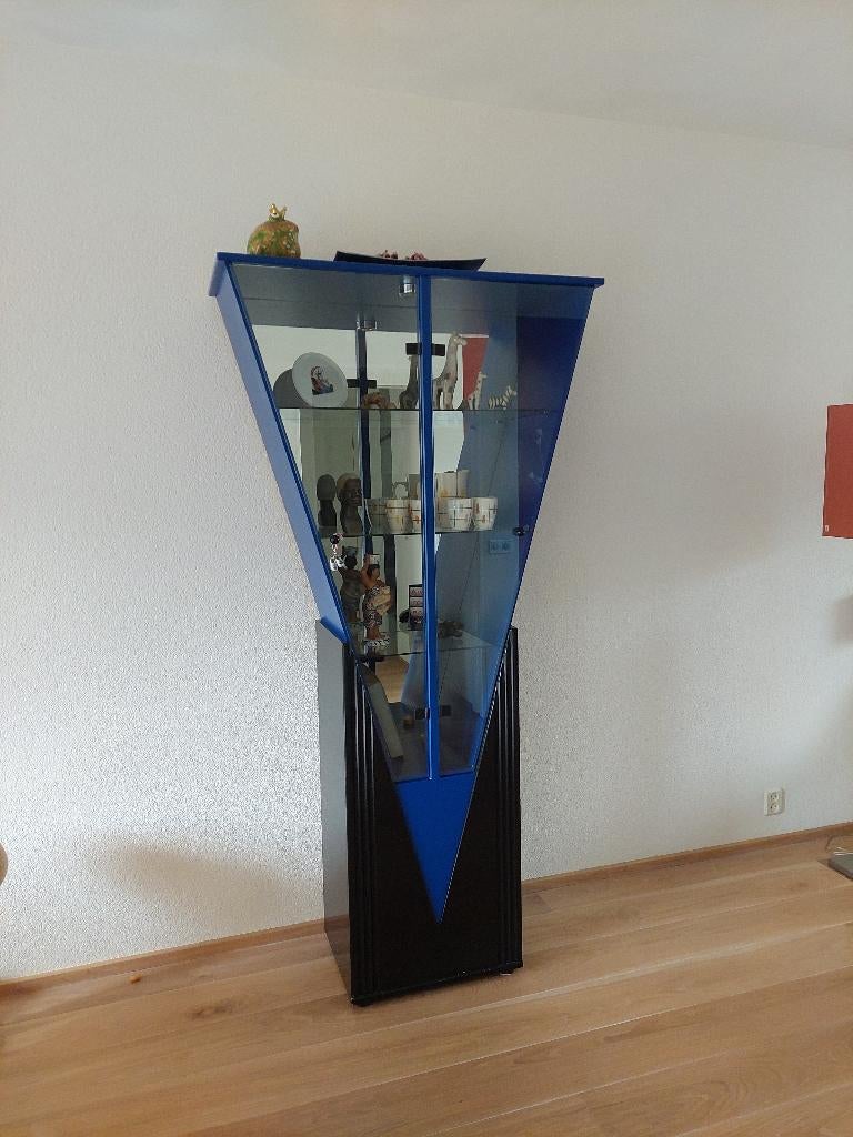 Design vitrinekast, vorm driehoek., Huis en Inrichting, Kasten | Vitrinekasten, Ophalen, Design, 50 tot 100 cm, Zo goed als nieuw